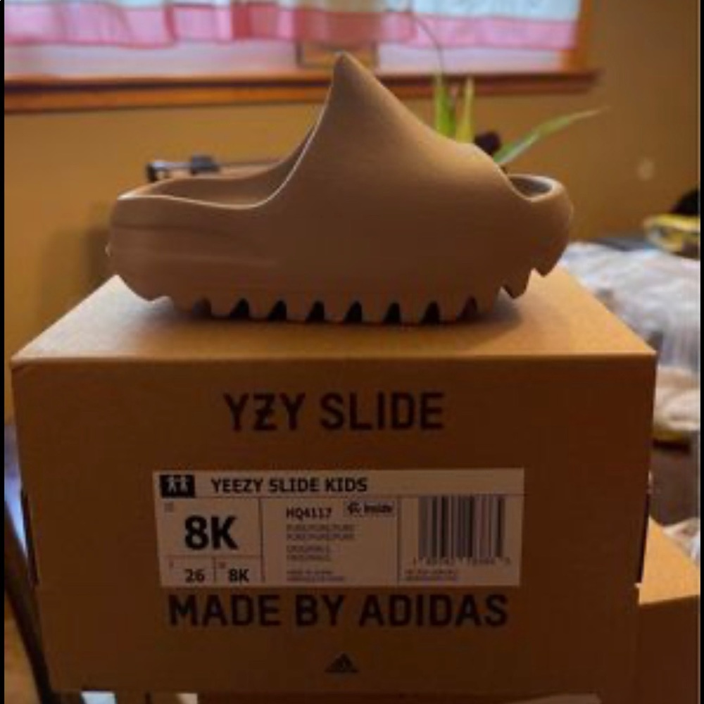 Boys Yeezy slides